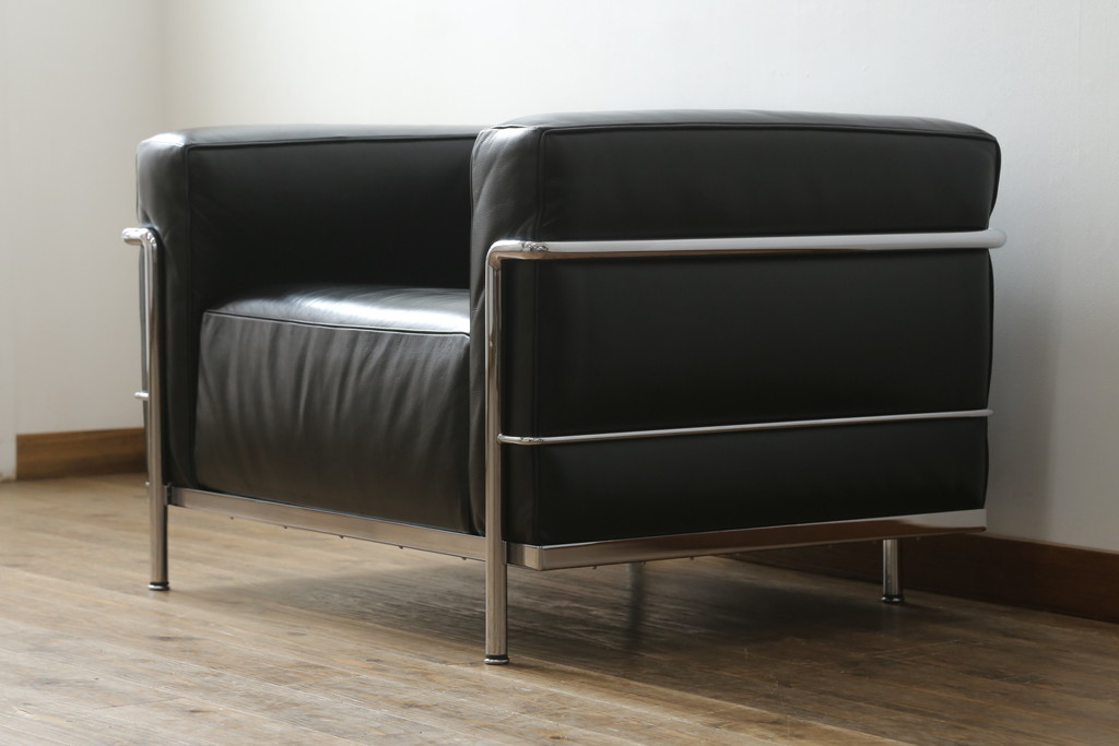 中古　美品　Cassina(カッシーナ)　ル・コルビュジエ(Le Corbusier)  LC3 　DURABLE(デュラーブル)　スタイリッシュな空間を演出する1人掛けソファ(1Pソファ、一人掛け)(定価推定約125万円)(R-058870)