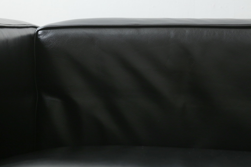 中古　美品　Cassina(カッシーナ)　ル・コルビュジエ(Le Corbusier)  LC3 　DURABLE(デュラーブル)　スタイリッシュな空間を演出する1人掛けソファ(1Pソファ、一人掛け)(定価推定約125万円)(R-058870)