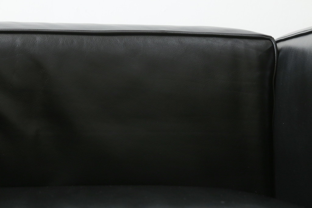 中古　美品　Cassina(カッシーナ)　ル・コルビュジエ(Le Corbusier)  LC3 　DURABLE(デュラーブル)　スタイリッシュな空間を演出する1人掛けソファ(1Pソファ、一人掛け)(定価推定約125万円)(R-058870)