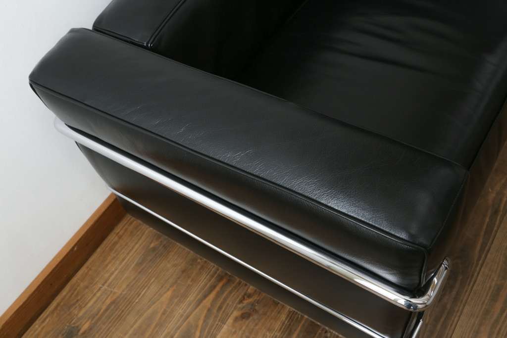 中古　美品　Cassina(カッシーナ)　ル・コルビュジエ(Le Corbusier)  LC3 　DURABLE(デュラーブル)　スタイリッシュな空間を演出する1人掛けソファ(1Pソファ、一人掛け)(定価推定約125万円)(R-058870)