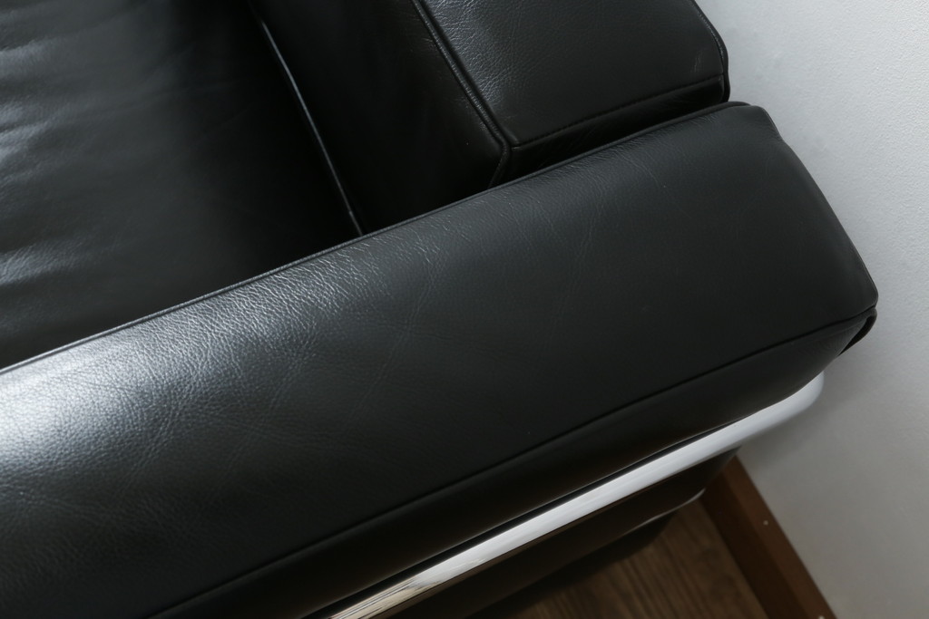 中古　美品　Cassina(カッシーナ)　ル・コルビュジエ(Le Corbusier)  LC3 　DURABLE(デュラーブル)　スタイリッシュな空間を演出する1人掛けソファ(1Pソファ、一人掛け)(定価推定約125万円)(R-058870)