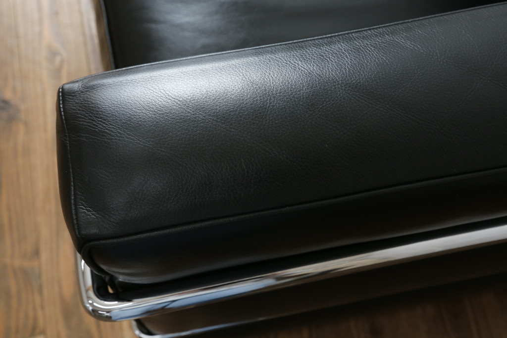 中古　美品　Cassina(カッシーナ)　ル・コルビュジエ(Le Corbusier)  LC3 　DURABLE(デュラーブル)　スタイリッシュな空間を演出する1人掛けソファ(1Pソファ、一人掛け)(定価推定約125万円)(R-058870)