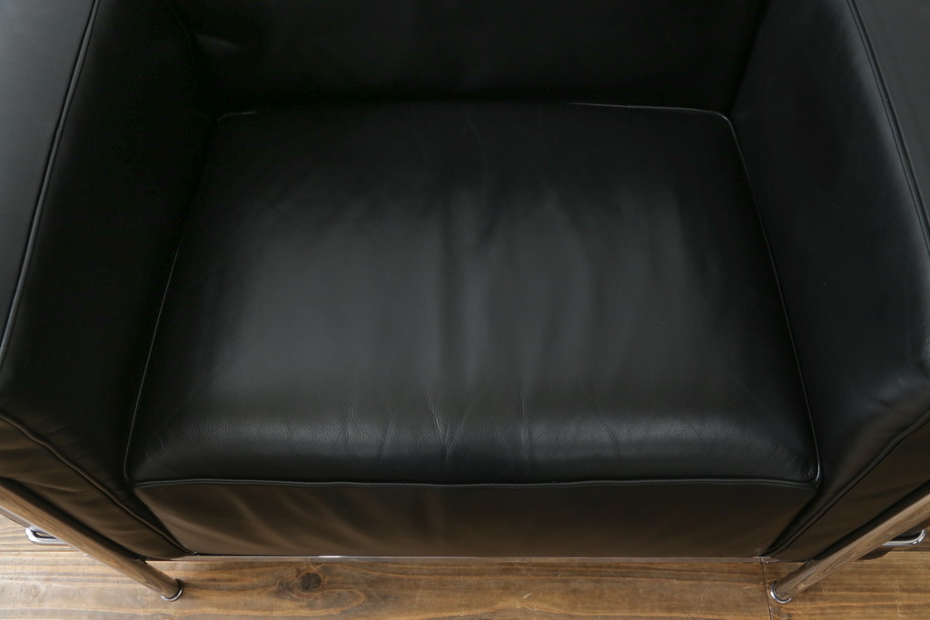中古　美品　Cassina(カッシーナ)　ル・コルビュジエ(Le Corbusier)  LC3 　DURABLE(デュラーブル)　スタイリッシュな空間を演出する1人掛けソファ(1Pソファ、一人掛け)(定価推定約125万円)(R-058870)