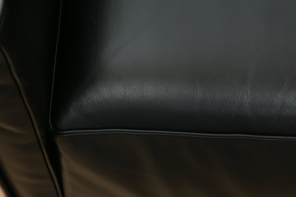 中古　美品　Cassina(カッシーナ)　ル・コルビュジエ(Le Corbusier)  LC3 　DURABLE(デュラーブル)　スタイリッシュな空間を演出する1人掛けソファ(1Pソファ、一人掛け)(定価推定約125万円)(R-058870)