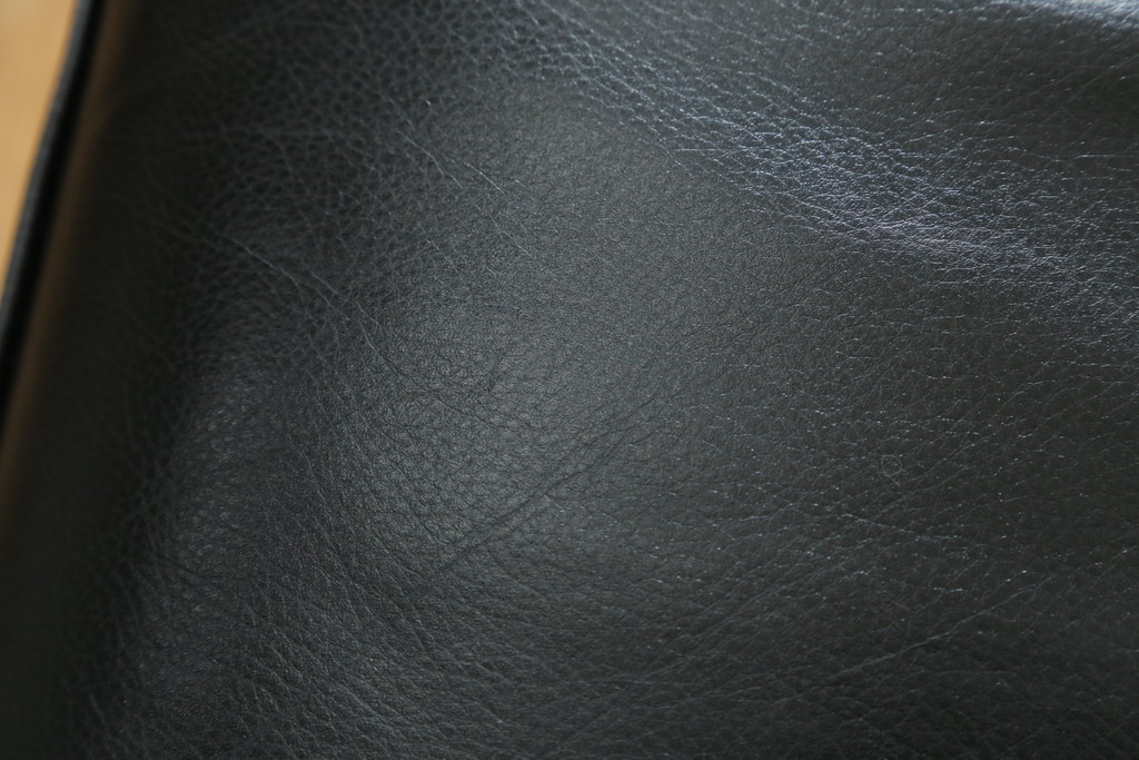 中古　美品　Cassina(カッシーナ)　ル・コルビュジエ(Le Corbusier)  LC3 　DURABLE(デュラーブル)　スタイリッシュな空間を演出する1人掛けソファ(1Pソファ、一人掛け)(定価推定約125万円)(R-058870)
