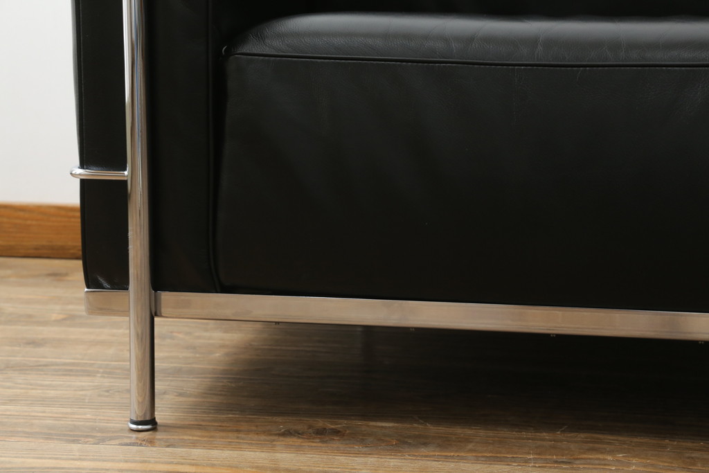中古　美品　Cassina(カッシーナ)　ル・コルビュジエ(Le Corbusier)  LC3 　DURABLE(デュラーブル)　スタイリッシュな空間を演出する1人掛けソファ(1Pソファ、一人掛け)(定価推定約125万円)(R-058870)