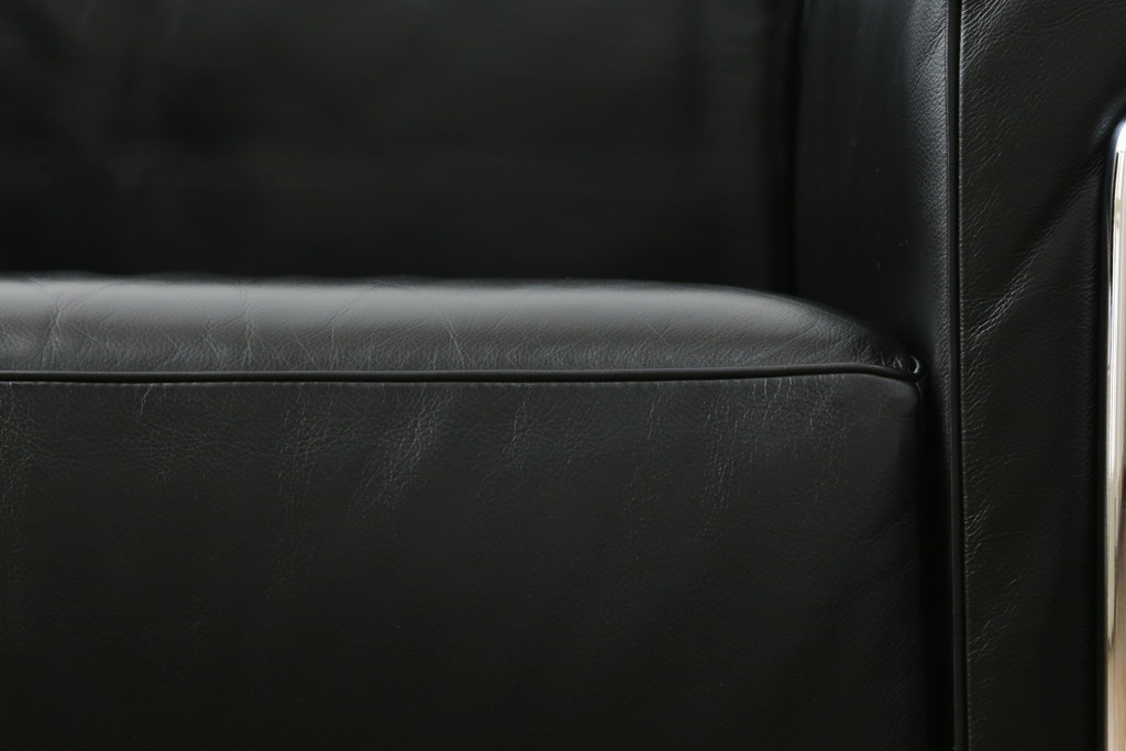 中古　美品　Cassina(カッシーナ)　ル・コルビュジエ(Le Corbusier)  LC3 　DURABLE(デュラーブル)　スタイリッシュな空間を演出する1人掛けソファ(1Pソファ、一人掛け)(定価推定約125万円)(R-058870)