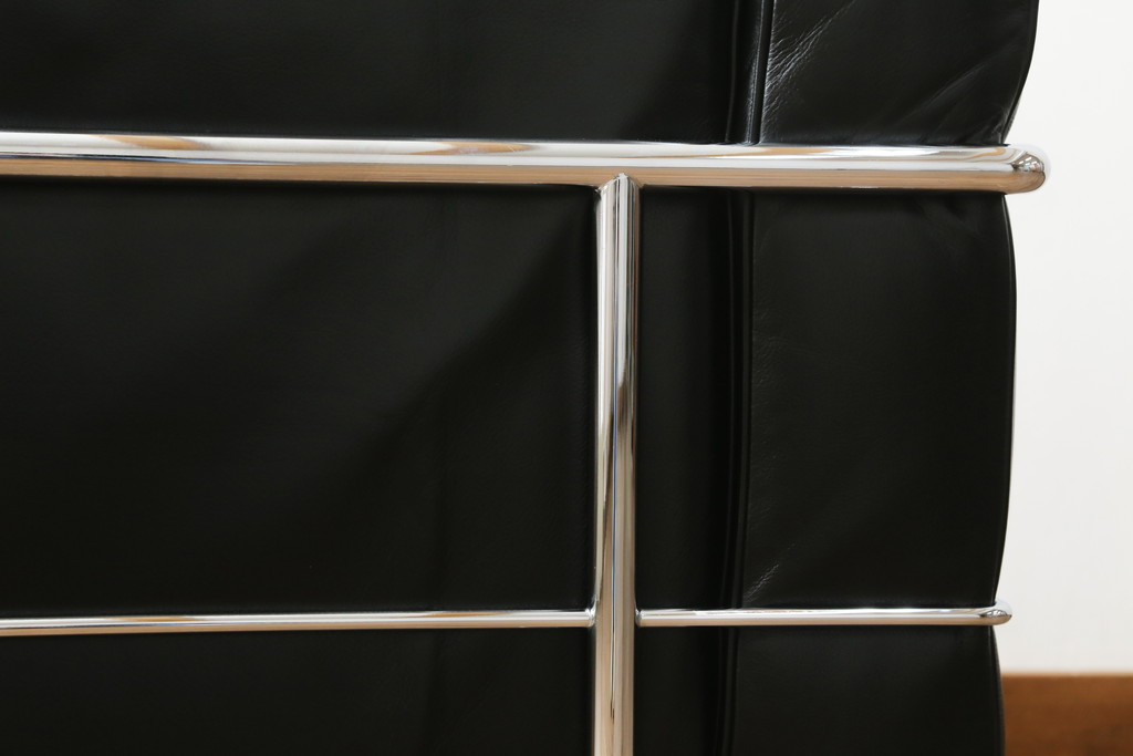 中古　美品　Cassina(カッシーナ)　ル・コルビュジエ(Le Corbusier)  LC3 　DURABLE(デュラーブル)　スタイリッシュな空間を演出する1人掛けソファ(1Pソファ、一人掛け)(定価推定約125万円)(R-058870)