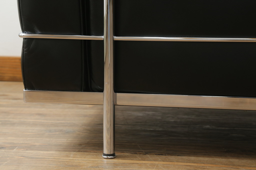 中古　美品　Cassina(カッシーナ)　ル・コルビュジエ(Le Corbusier)  LC3 　DURABLE(デュラーブル)　スタイリッシュな空間を演出する1人掛けソファ(1Pソファ、一人掛け)(定価推定約125万円)(R-058870)