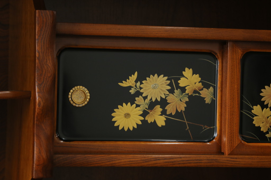 和製ビンテージ　高級工芸家具　蒔絵師　長谷川雅英　欅(ケヤキ)材　六尺　気品溢れる蒔絵や金具が美しい茶箪笥(キャビネット、茶棚、食器棚、収納棚、ヴィンテージ)(R-060821)