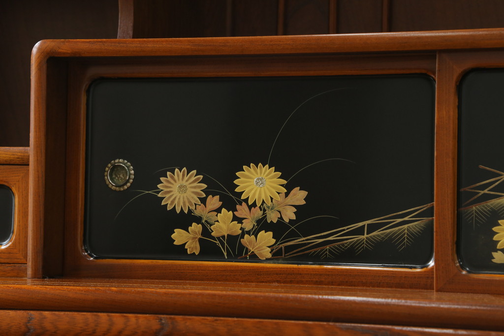 和製ビンテージ　高級工芸家具　蒔絵師　長谷川雅英　欅(ケヤキ)材　六尺　気品溢れる蒔絵や金具が美しい茶箪笥(キャビネット、茶棚、食器棚、収納棚、ヴィンテージ)(R-060821)