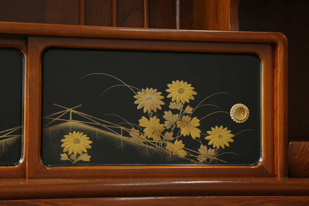 和製ビンテージ　高級工芸家具　蒔絵師　長谷川雅英　欅(ケヤキ)材　六尺　気品溢れる蒔絵や金具が美しい茶箪笥(キャビネット、茶棚、食器棚、収納棚、ヴィンテージ)(R-060821)