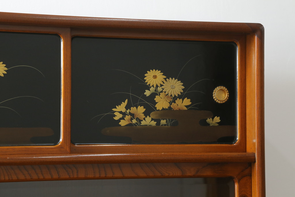 和製ビンテージ　高級工芸家具　蒔絵師　長谷川雅英　欅(ケヤキ)材　六尺　気品溢れる蒔絵や金具が美しい茶箪笥(キャビネット、茶棚、食器棚、収納棚、ヴィンテージ)(R-060821)