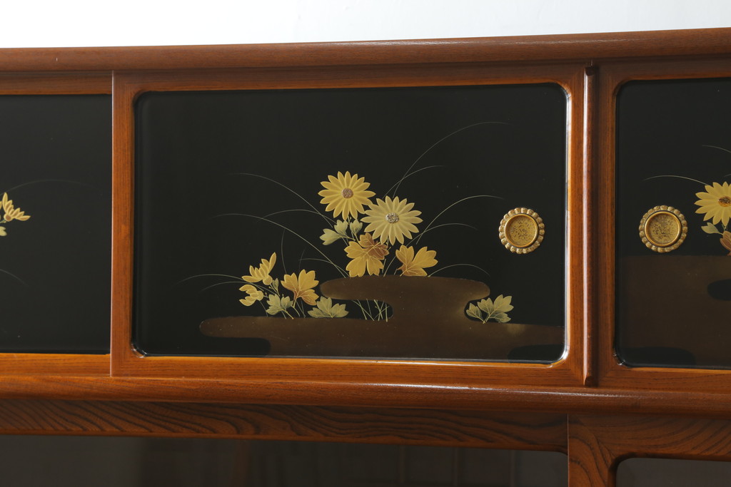 和製ビンテージ　高級工芸家具　蒔絵師　長谷川雅英　欅(ケヤキ)材　六尺　気品溢れる蒔絵や金具が美しい茶箪笥(キャビネット、茶棚、食器棚、収納棚、ヴィンテージ)(R-060821)