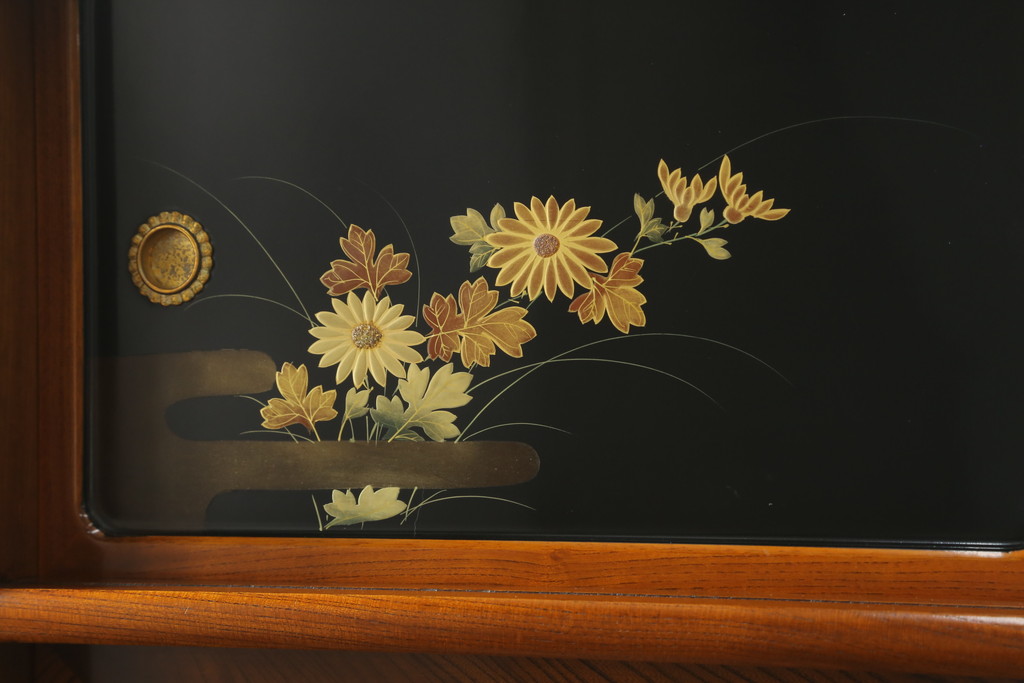 和製ビンテージ　高級工芸家具　蒔絵師　長谷川雅英　欅(ケヤキ)材　六尺　気品溢れる蒔絵や金具が美しい茶箪笥(キャビネット、茶棚、食器棚、収納棚、ヴィンテージ)(R-060821)