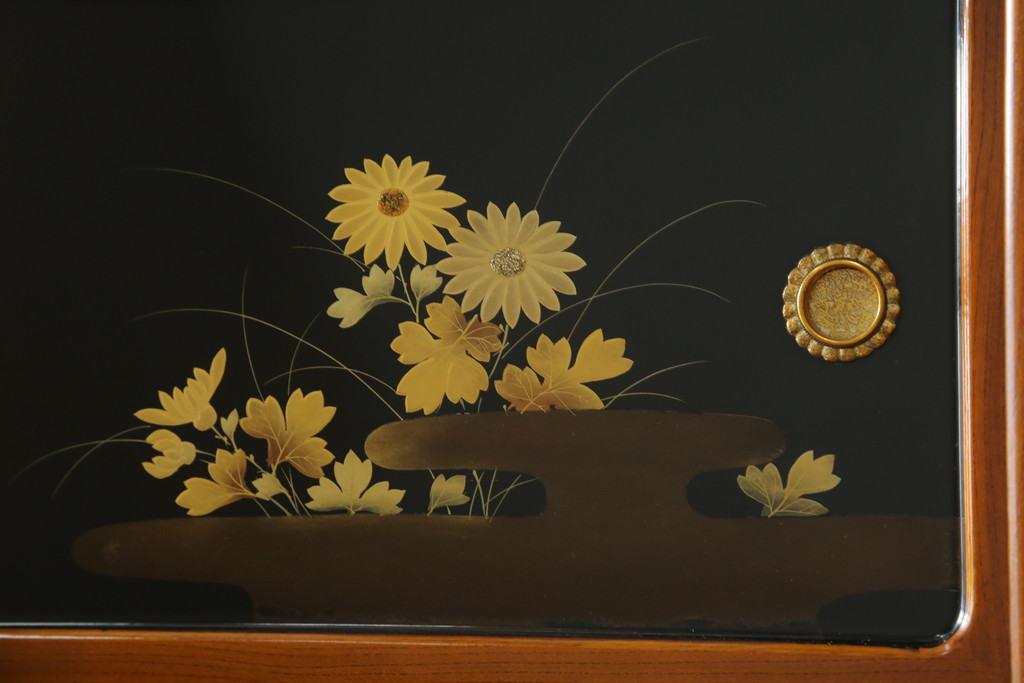 和製ビンテージ　高級工芸家具　蒔絵師　長谷川雅英　欅(ケヤキ)材　六尺　気品溢れる蒔絵や金具が美しい茶箪笥(キャビネット、茶棚、食器棚、収納棚、ヴィンテージ)(R-060821)