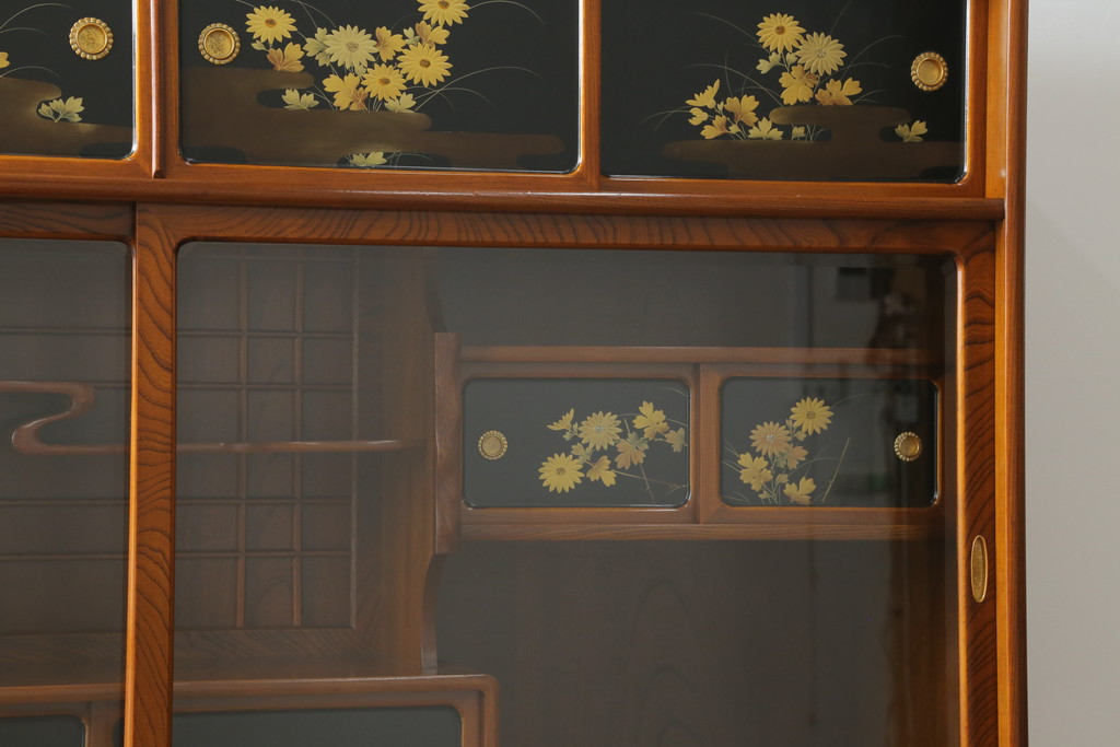 和製ビンテージ　高級工芸家具　蒔絵師　長谷川雅英　欅(ケヤキ)材　六尺　気品溢れる蒔絵や金具が美しい茶箪笥(キャビネット、茶棚、食器棚、収納棚、ヴィンテージ)(R-060821)