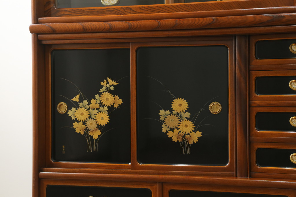 和製ビンテージ　高級工芸家具　蒔絵師　長谷川雅英　欅(ケヤキ)材　六尺　気品溢れる蒔絵や金具が美しい茶箪笥(キャビネット、茶棚、食器棚、収納棚、ヴィンテージ)(R-060821)