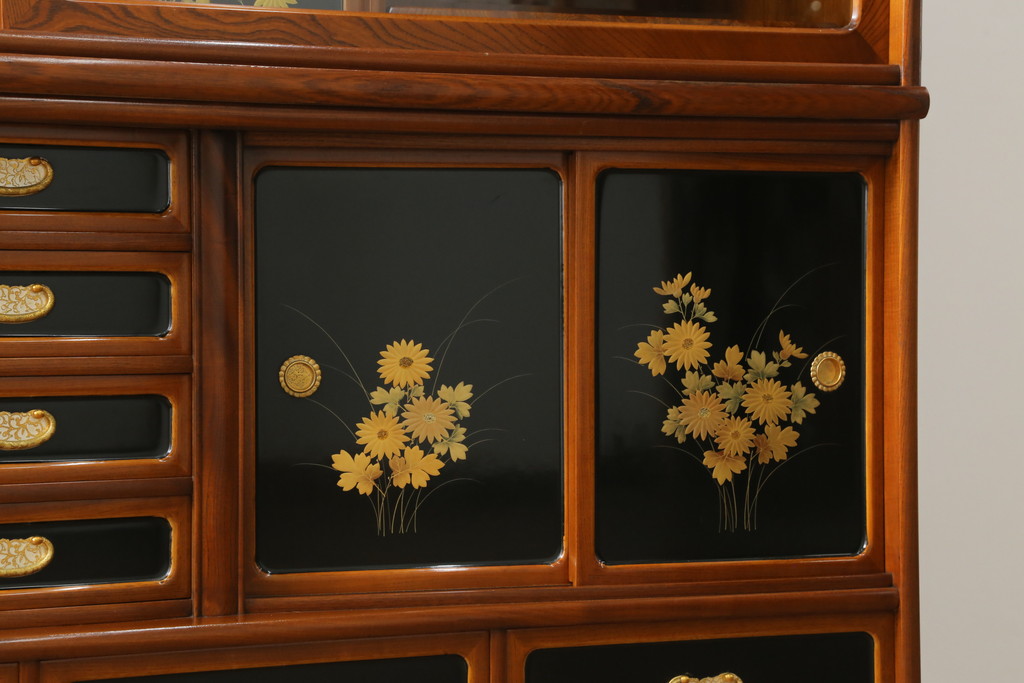 和製ビンテージ　高級工芸家具　蒔絵師　長谷川雅英　欅(ケヤキ)材　六尺　気品溢れる蒔絵や金具が美しい茶箪笥(キャビネット、茶棚、食器棚、収納棚、ヴィンテージ)(R-060821)