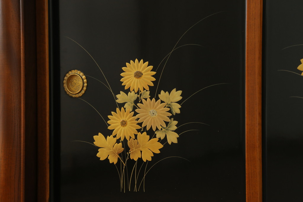 和製ビンテージ　高級工芸家具　蒔絵師　長谷川雅英　欅(ケヤキ)材　六尺　気品溢れる蒔絵や金具が美しい茶箪笥(キャビネット、茶棚、食器棚、収納棚、ヴィンテージ)(R-060821)