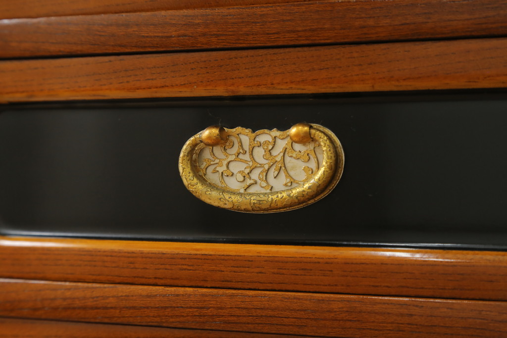 和製ビンテージ　高級工芸家具　蒔絵師　長谷川雅英　欅(ケヤキ)材　六尺　気品溢れる蒔絵や金具が美しい茶箪笥(キャビネット、茶棚、食器棚、収納棚、ヴィンテージ)(R-060821)