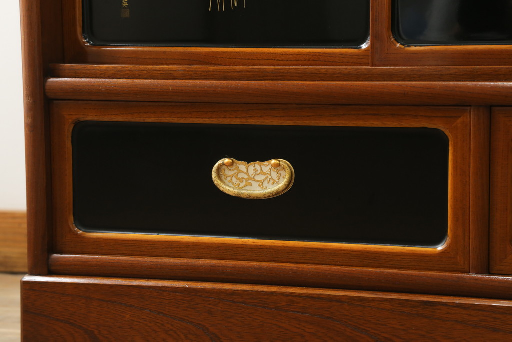 和製ビンテージ　高級工芸家具　蒔絵師　長谷川雅英　欅(ケヤキ)材　六尺　気品溢れる蒔絵や金具が美しい茶箪笥(キャビネット、茶棚、食器棚、収納棚、ヴィンテージ)(R-060821)