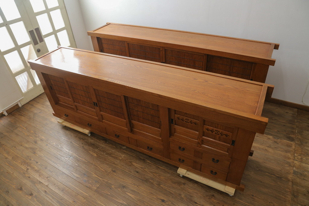 新品　未使用　在庫品　民芸家具　特大サイズ!　ニレ無垢材　和の空間作りに活躍する重ね9尺水屋箪笥(九尺水屋、サイドボード、和箪笥、収納棚)(R-050778)