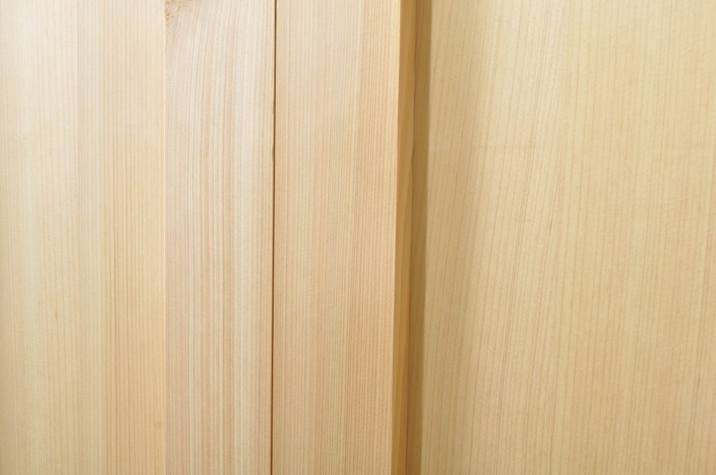中古　美品　特注　高級品!!　総檜(ヒノキ)材　職人手作りの背の高い折れ戸1対2枚セット(建具、木製扉)(R-080203)