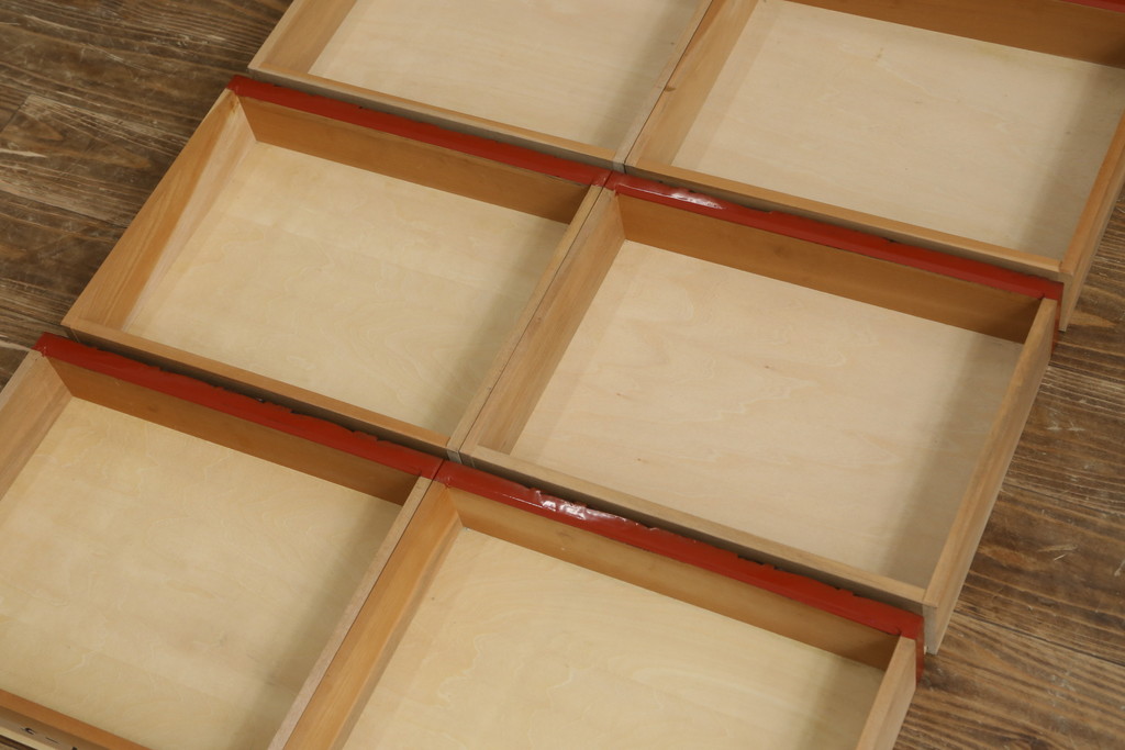 中古　美品　民芸家具　日光彫り　松竹梅の彫刻をあしらった朱塗りの小引き出し(小物収納、ドロワー、サイドチェスト)(R-079025)