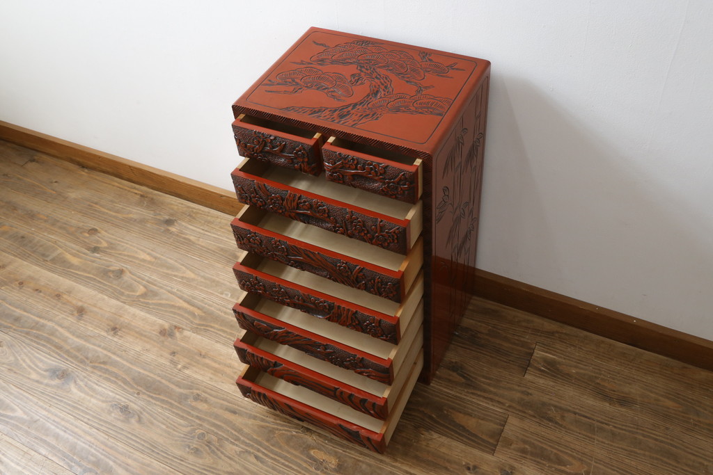 中古　美品　民芸家具　日光彫り　松竹梅の彫刻をあしらった朱塗りの小引き出し(小物収納、ドロワー、サイドチェスト)(R-079025)