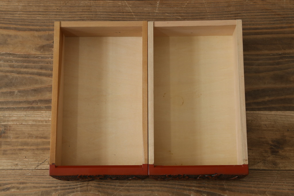 中古　美品　民芸家具　日光彫り　松竹梅の彫刻をあしらった朱塗りの小引き出し(小物収納、ドロワー、サイドチェスト)(R-079025)