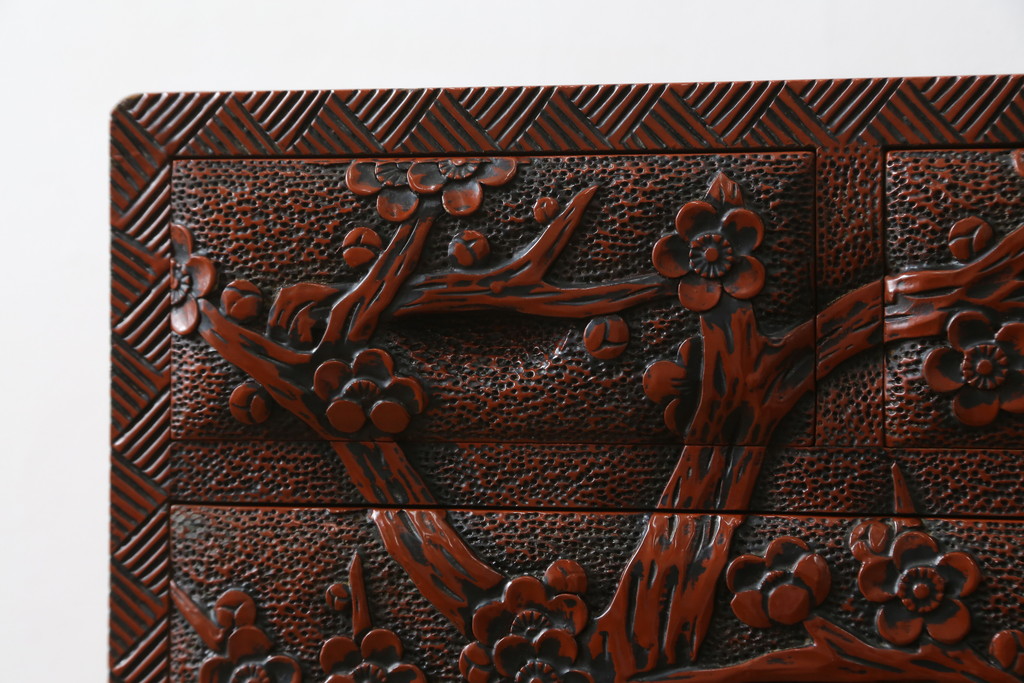 中古　美品　民芸家具　日光彫り　松竹梅の彫刻をあしらった朱塗りの小引き出し(小物収納、ドロワー、サイドチェスト)(R-079025)