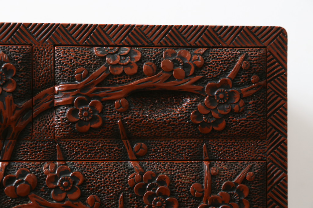 中古　美品　民芸家具　日光彫り　松竹梅の彫刻をあしらった朱塗りの小引き出し(小物収納、ドロワー、サイドチェスト)(R-079025)