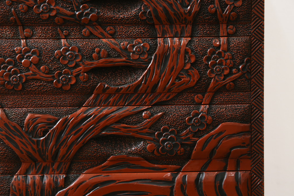 中古　美品　民芸家具　日光彫り　松竹梅の彫刻をあしらった朱塗りの小引き出し(小物収納、ドロワー、サイドチェスト)(R-079025)