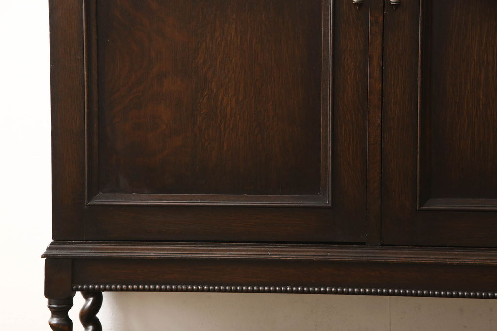 イギリスアンティーク　オーク材　上品な佇まいが魅力的なツイストレッグキャビネット(ブックケース、本箱、収納棚、戸棚)(R-060899)