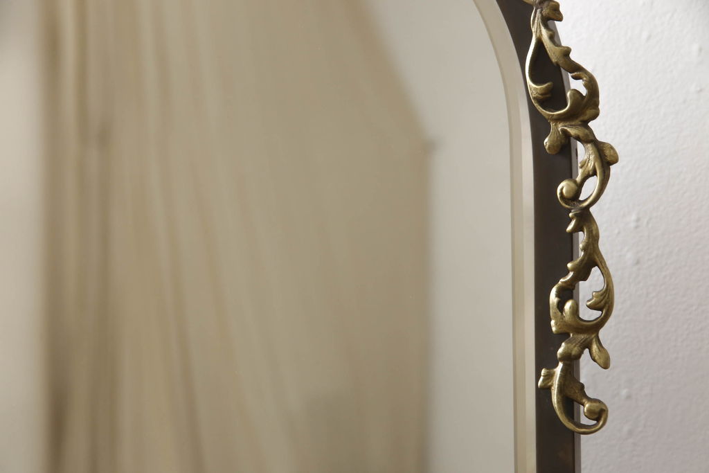 ヨーロッパヴィンテージ　イタリアデザイン　細かなレリーフがエレガントさを演出する真鍮製の高級ミラー(スタンドミラー、姿見、ドレッサー、ビンテージ、鏡)(R-050502)