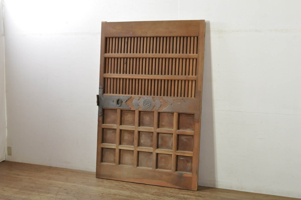アンティーク建具　特注　上手物!!　桟も太く存在感のある銅金具がアクセントの格子蔵戸1枚(玄関戸、格子戸、引き戸)(R-080193)