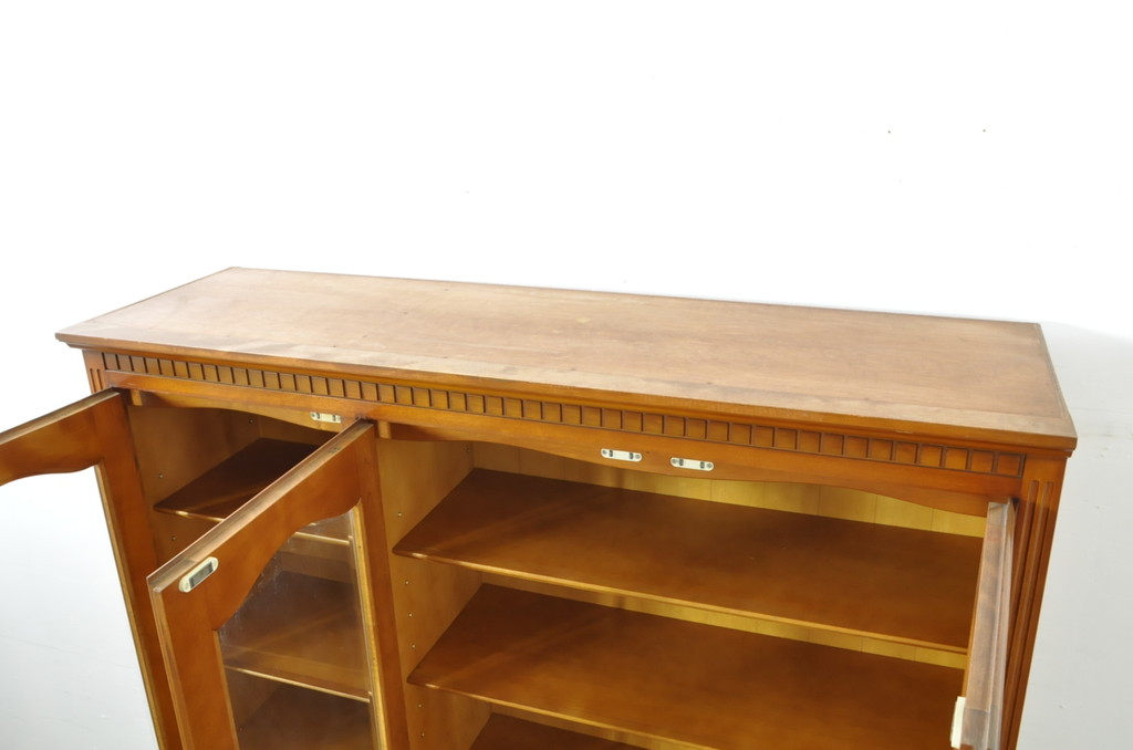 中古　美品　横浜クラシック家具　ダニエル(Daniel)　アーリーアメリカン　A-207書棚(L)　温かみのある木の色合いが魅力的な前面ガラスのキャビネット(本棚、ブックケース、本箱、ブックシェルフ、飾り棚、戸棚、収納棚)(定価約121万6千円)(R-081732)