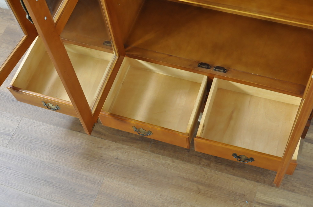 中古　美品　横浜クラシック家具　ダニエル(Daniel)　アーリーアメリカン　A-207書棚(L)　温かみのある木の色合いが魅力的な前面ガラスのキャビネット(本棚、ブックケース、本箱、ブックシェルフ、飾り棚、戸棚、収納棚)(定価約121万6千円)(R-081732)