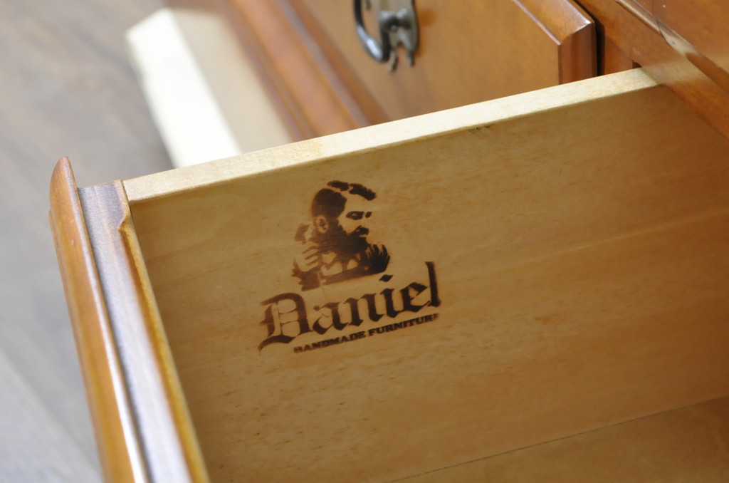 中古　美品　横浜クラシック家具　ダニエル(Daniel)　アーリーアメリカン　A-207書棚(L)　温かみのある木の色合いが魅力的な前面ガラスのキャビネット(本棚、ブックケース、本箱、ブックシェルフ、飾り棚、戸棚、収納棚)(定価約121万6千円)(R-081732)