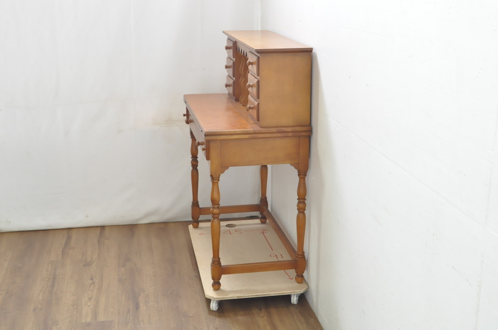 中古　美品　横浜クラシック家具　ダニエル(Daniel)　A-305　明るい木の色合いと気品感じる佇まいが魅力のライティングデスク(定価約58万9千円)(ライティングビューロー、ワークデスク、在宅ワーク、在宅用、簿記机)(R-081733)