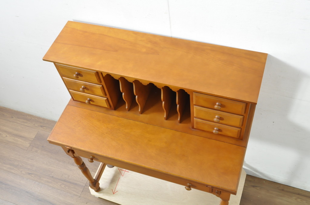 中古　美品　横浜クラシック家具　ダニエル(Daniel)　A-305　明るい木の色合いと気品感じる佇まいが魅力のライティングデスク(定価約58万9千円)(ライティングビューロー、ワークデスク、在宅ワーク、在宅用、簿記机)(R-081733)
