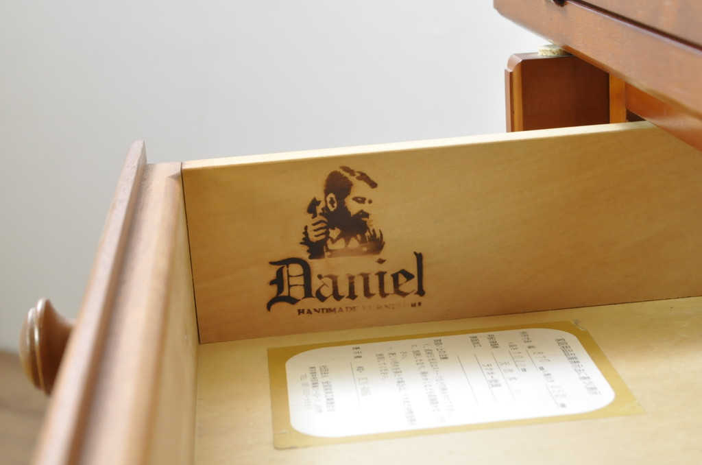 中古　美品　横浜クラシック家具　ダニエル(Daniel)　A-305　明るい木の色合いと気品感じる佇まいが魅力のライティングデスク(定価約58万9千円)(ライティングビューロー、ワークデスク、在宅ワーク、在宅用、簿記机)(R-081733)