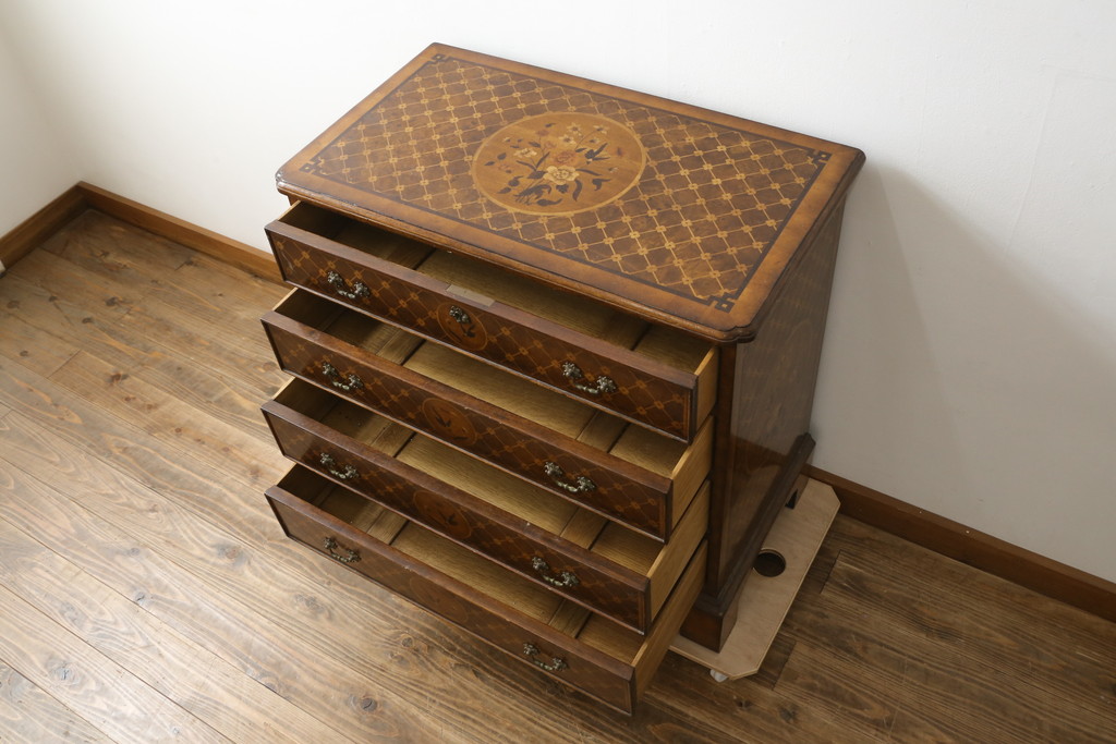 中古　美品　アメリカ高級家具メーカー　Jonathan Charles(ジョナサン　チャールズ)　Windsor Collection(ウィンザー コレクション)　フローラル　繊細なマーケットリーが美しいアンティーク調チェスト(サイドチェスト、引き出し、店舗什器、寄せ木細工)(定価約53万円)(R-082253)