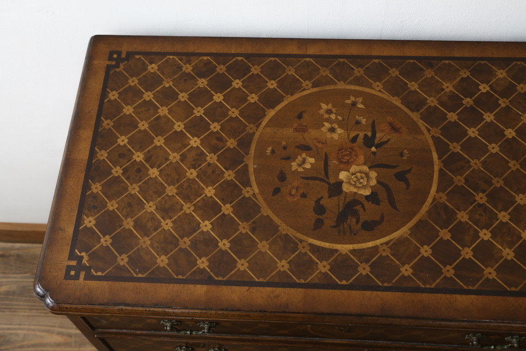 中古　美品　アメリカ高級家具メーカー　Jonathan Charles(ジョナサン　チャールズ)　Windsor Collection(ウィンザー コレクション)　フローラル　繊細なマーケットリーが美しいアンティーク調チェスト(サイドチェスト、引き出し、店舗什器、寄せ木細工)(定価約53万円)(R-082253)