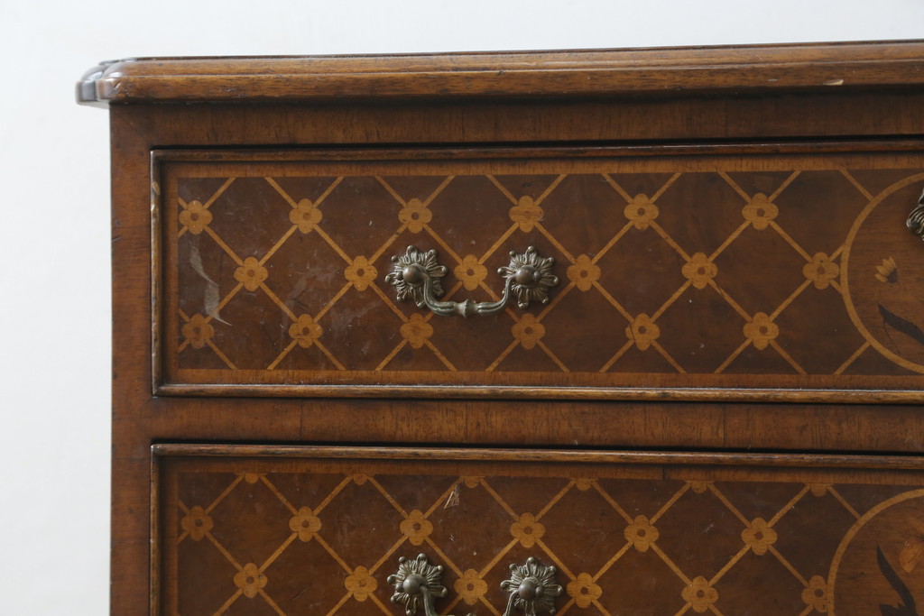 中古　美品　アメリカ高級家具メーカー　Jonathan Charles(ジョナサン　チャールズ)　Windsor Collection(ウィンザー コレクション)　フローラル　繊細なマーケットリーが美しいアンティーク調チェスト(サイドチェスト、引き出し、店舗什器、寄せ木細工)(定価約53万円)(R-082253)