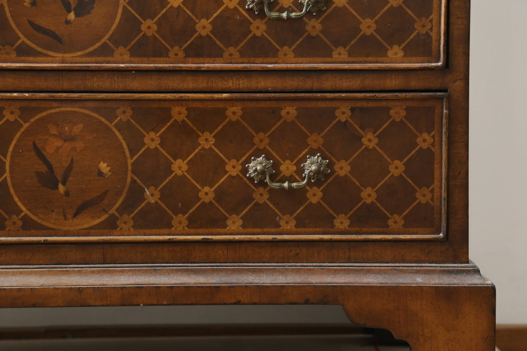 中古　美品　アメリカ高級家具メーカー　Jonathan Charles(ジョナサン　チャールズ)　Windsor Collection(ウィンザー コレクション)　フローラル　繊細なマーケットリーが美しいアンティーク調チェスト(サイドチェスト、引き出し、店舗什器、寄せ木細工)(定価約53万円)(R-082253)