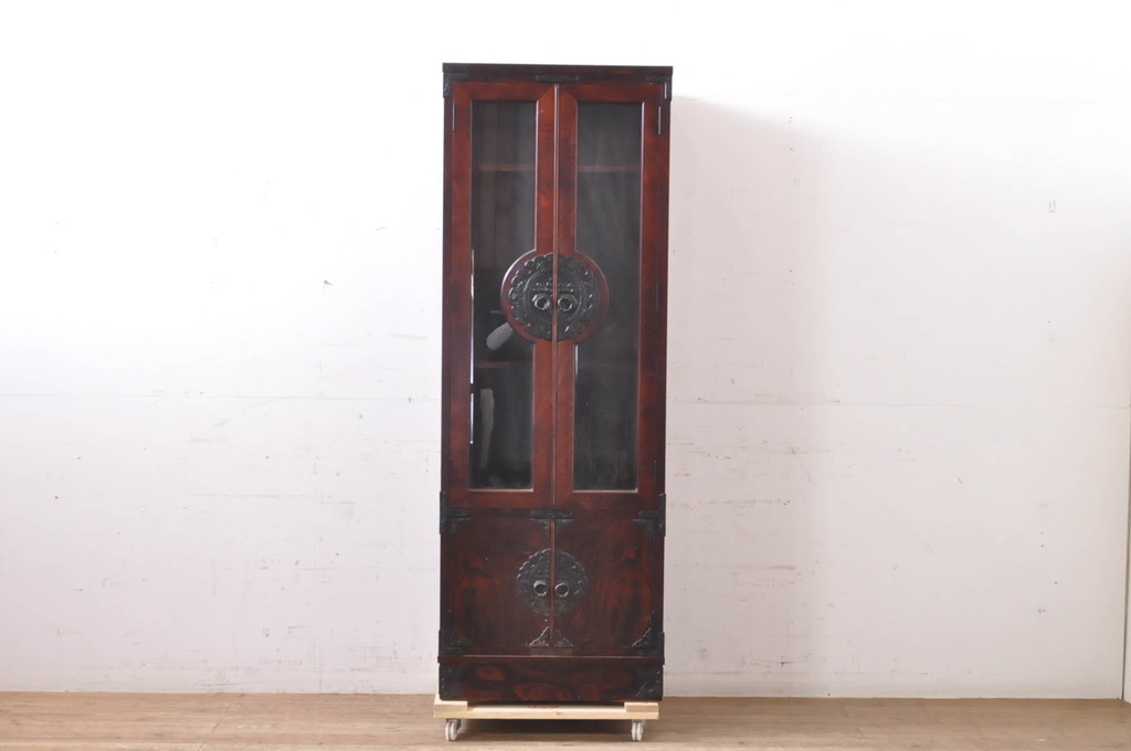 中古　岩谷堂箪笥　上品なデザインの黒金具がアクセントになった縦型キャビネット(収納棚、戸棚、飾り棚、ブックケース、本箱)(R-067500)