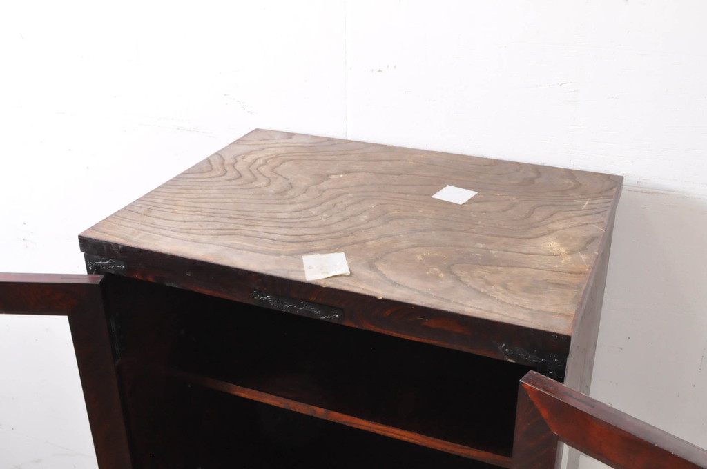 中古　岩谷堂箪笥　上品なデザインの黒金具がアクセントになった縦型キャビネット(収納棚、戸棚、飾り棚、ブックケース、本箱)(R-067500)