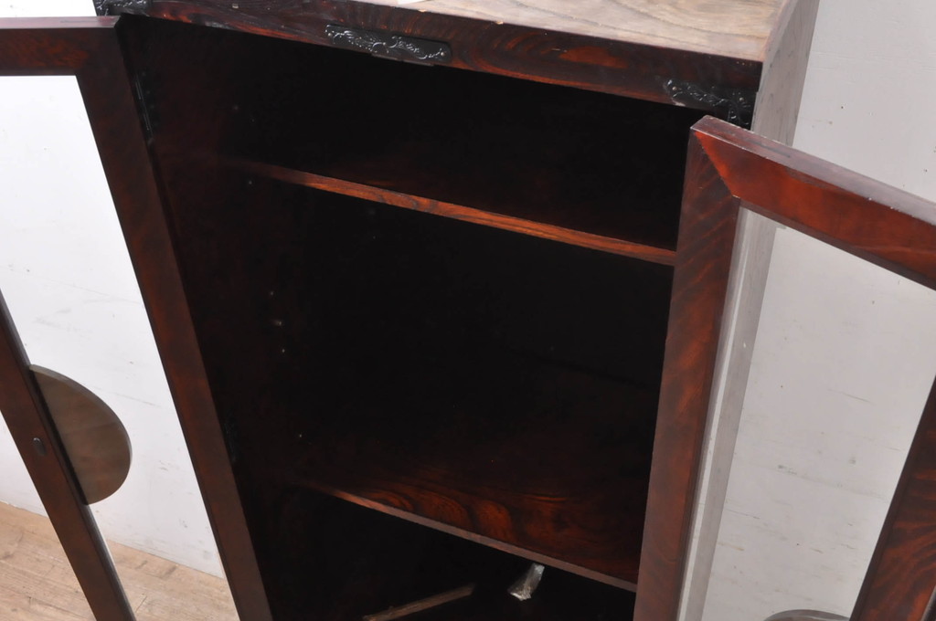 中古　岩谷堂箪笥　上品なデザインの黒金具がアクセントになった縦型キャビネット(収納棚、戸棚、飾り棚、ブックケース、本箱)(R-067500)